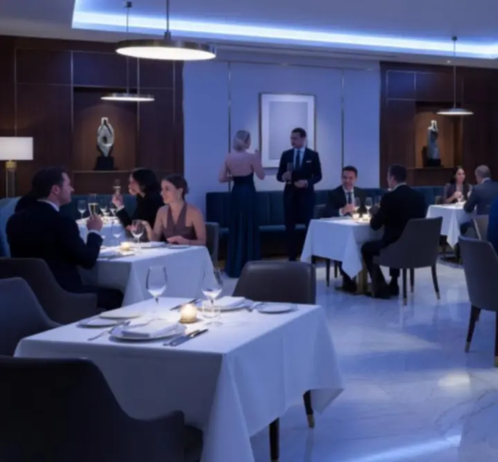 Elegáns éttermi belső tér exkluzív rendezvényhez megterítve a VIP Rendezvenyekben.